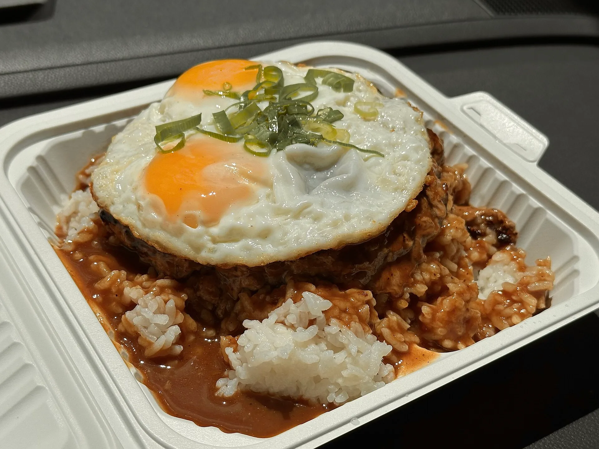 밥 위에 패티, 그레이비, 달걀 프라이를 올린 로코모코